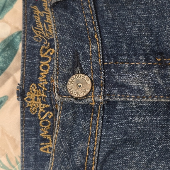 ALMOST FAMOUS Low Rise Distressed Boyfiend Denim Shorts - Picture 6 of 10